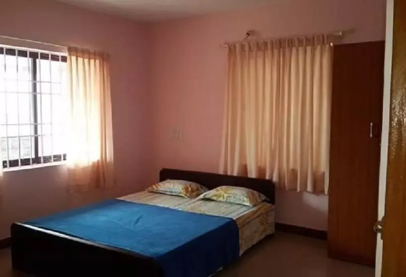 ホテル Iroomz Shanthana Residency