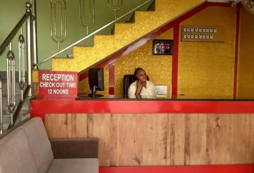 ホテル Iroomz Shanthana Residency