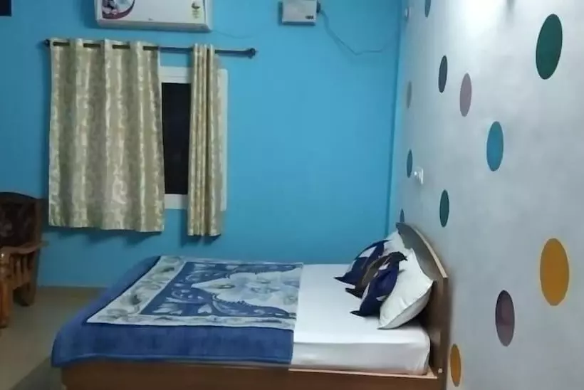 ホテル Iroomz Shanthana Residency