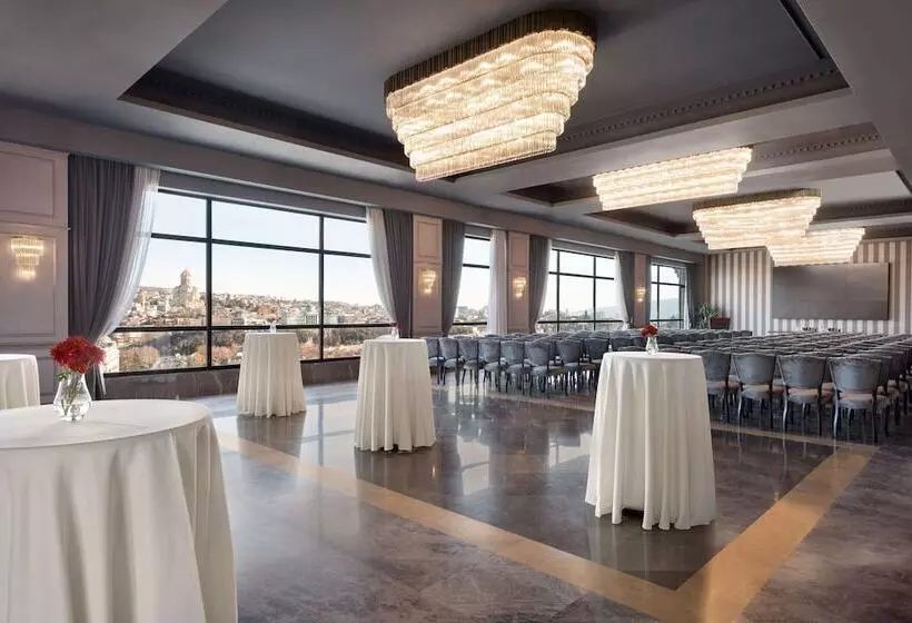 ホテル Wyndham Grand Tbilisi