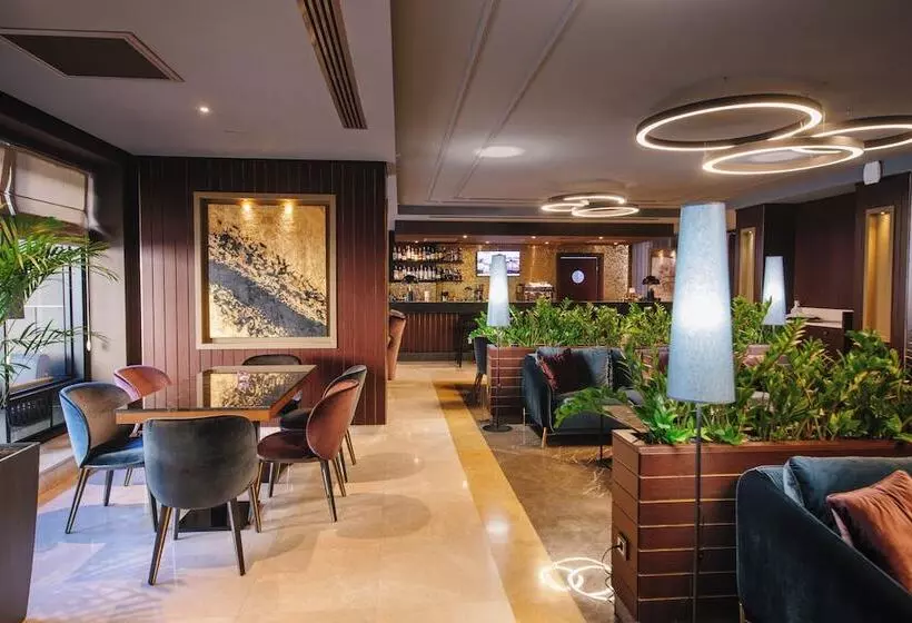 ホテル Wyndham Grand Tbilisi