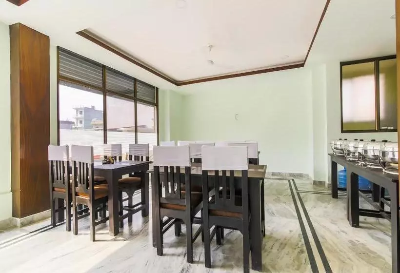 هتل Aadarsha Inn By Oyo Rooms