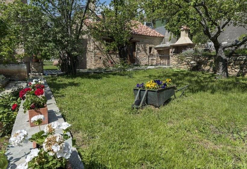 בית מלון כפרי Paradosiako Saratsi   Traditional Guest House