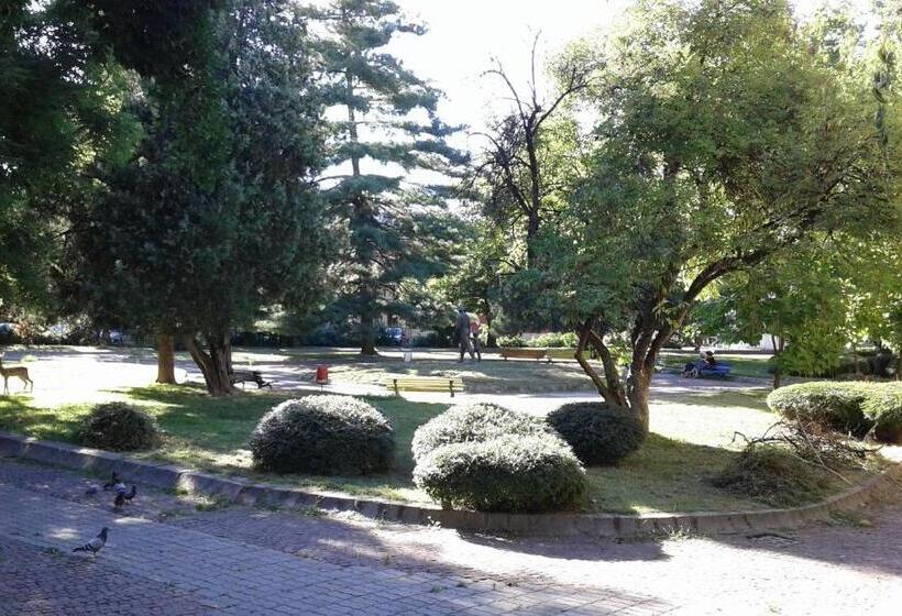 פנסיון Red House