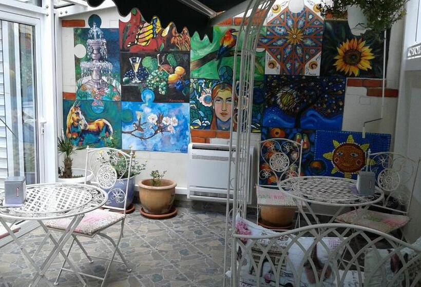 פנסיון Red House