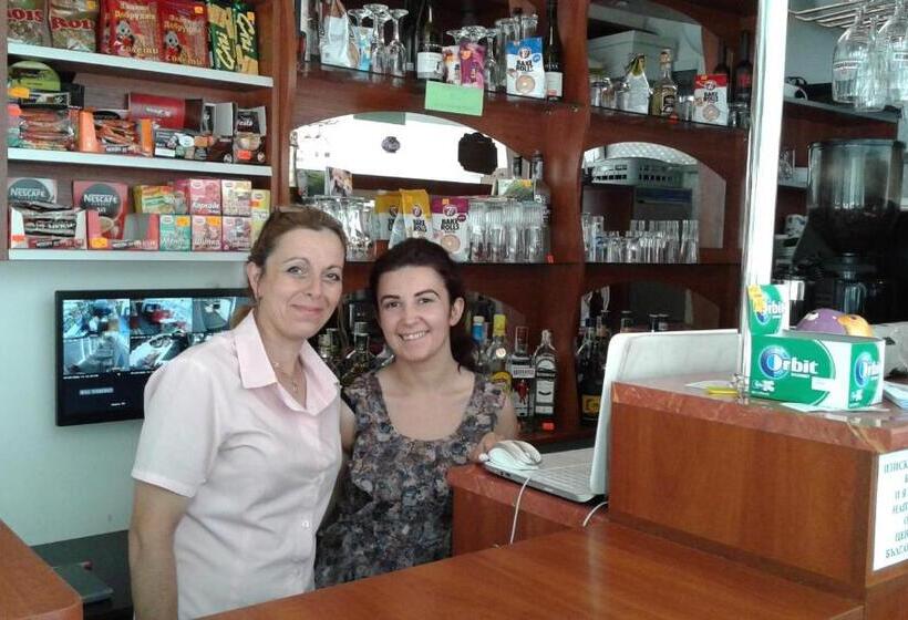 פנסיון Red House