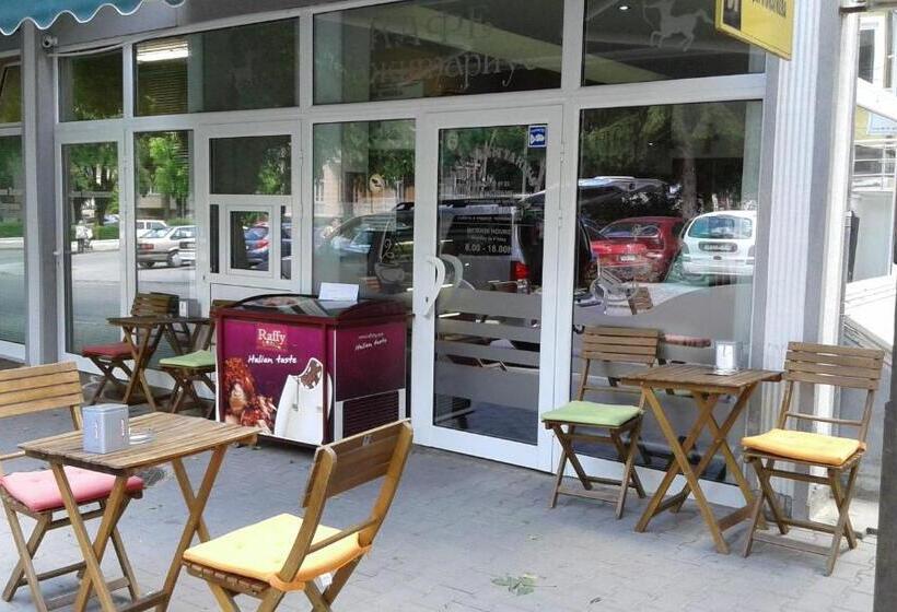 פנסיון Red House