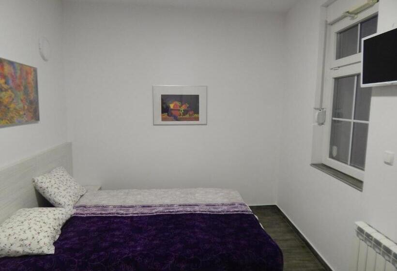 פנסיון Red House