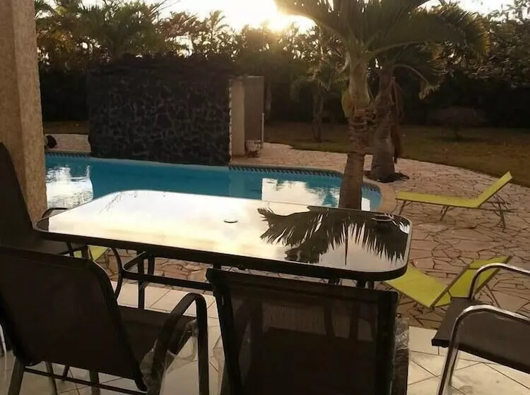 تختخواب و صبحانه La Kaz A Dom 974