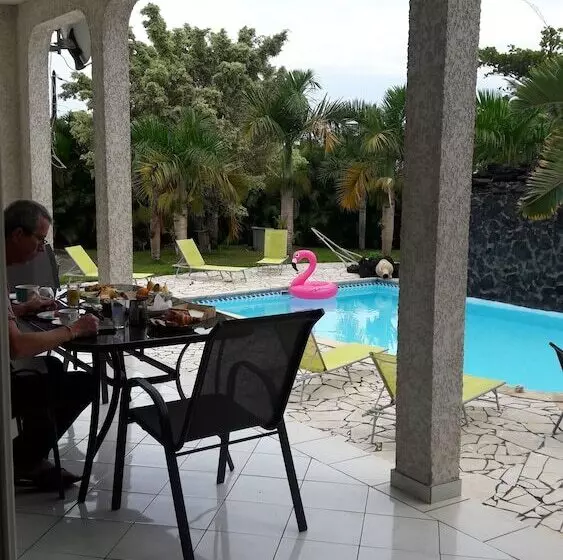 تختخواب و صبحانه La Kaz A Dom 974