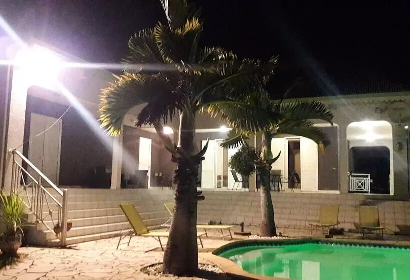 تختخواب و صبحانه La Kaz A Dom 974