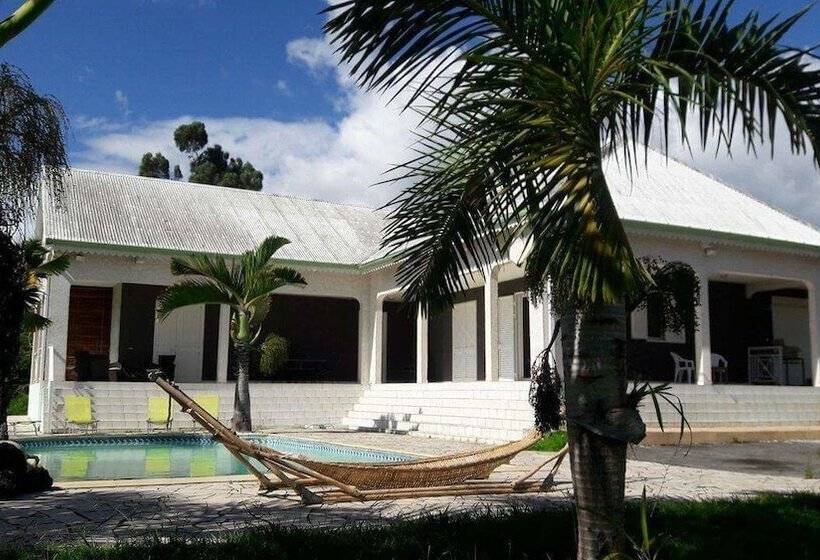 تختخواب و صبحانه La Kaz A Dom 974