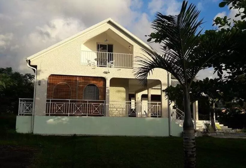 تختخواب و صبحانه La Kaz A Dom 974