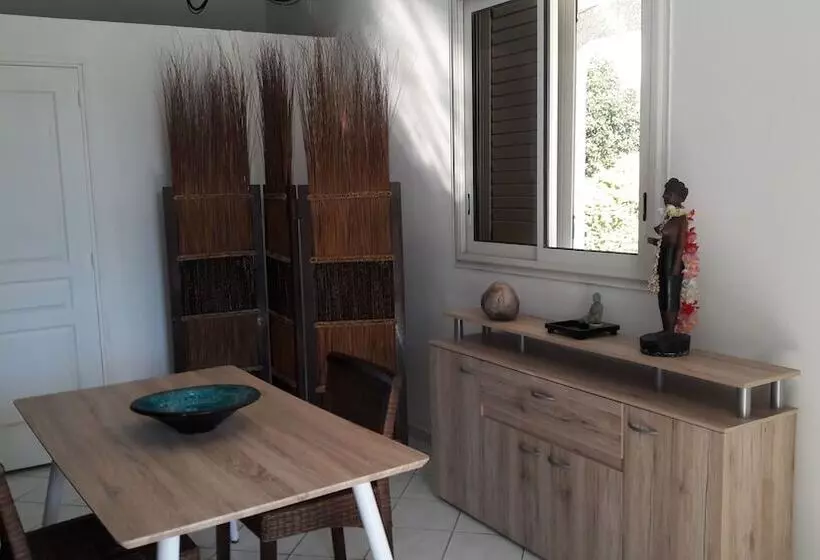 تختخواب و صبحانه La Kaz A Dom 974