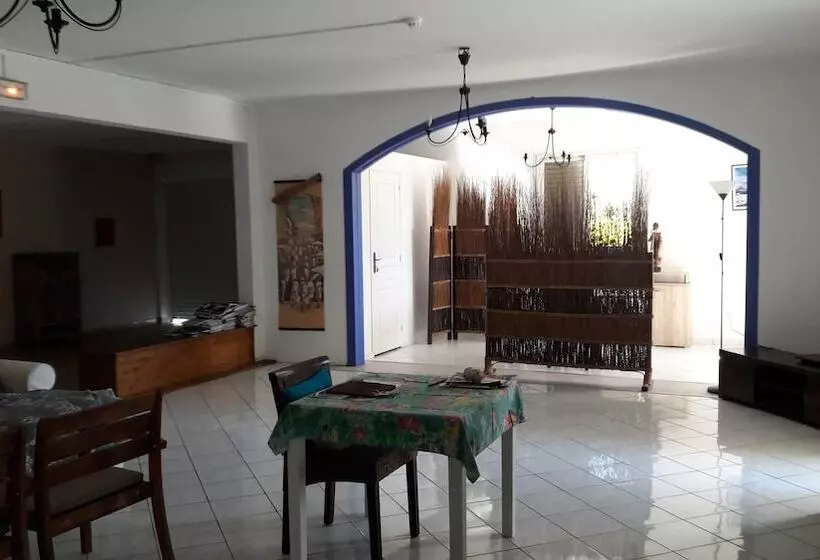 تختخواب و صبحانه La Kaz A Dom 974