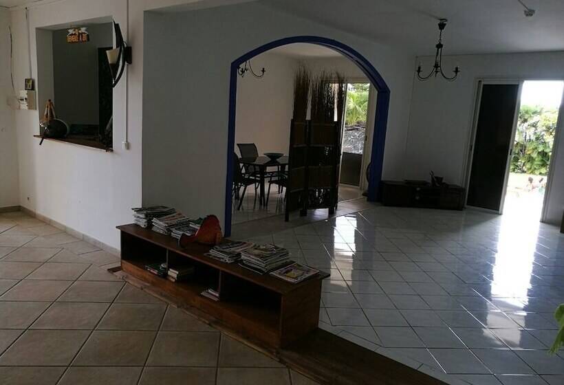 تختخواب و صبحانه La Kaz A Dom 974