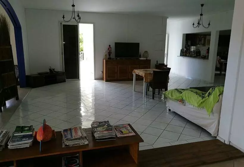 تختخواب و صبحانه La Kaz A Dom 974