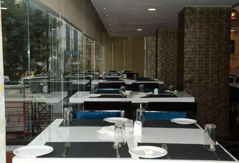 ホテル Karunya Residency