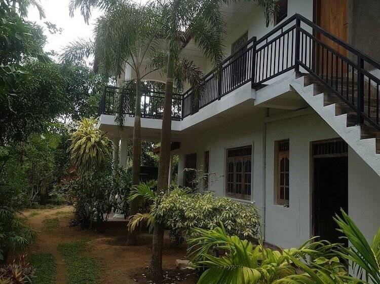 Pensió Amada Lake View Homestay