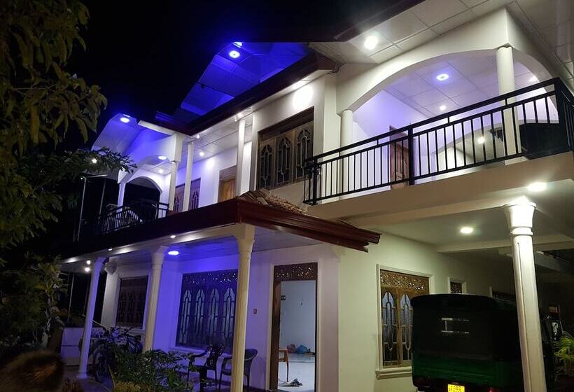 Pensió Amada Lake View Homestay