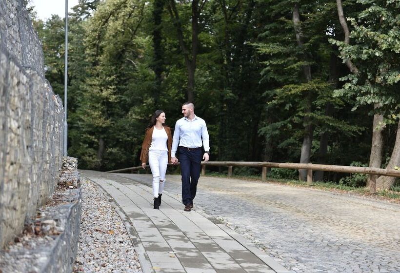 هتل Etno Naselje Vrdnička Kula