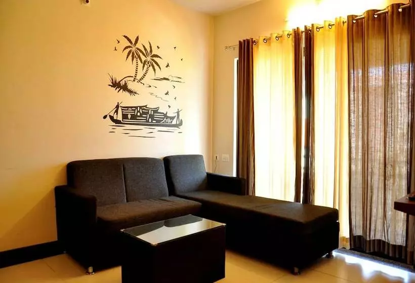 ホテル 7th Heaven By Oyo Rooms