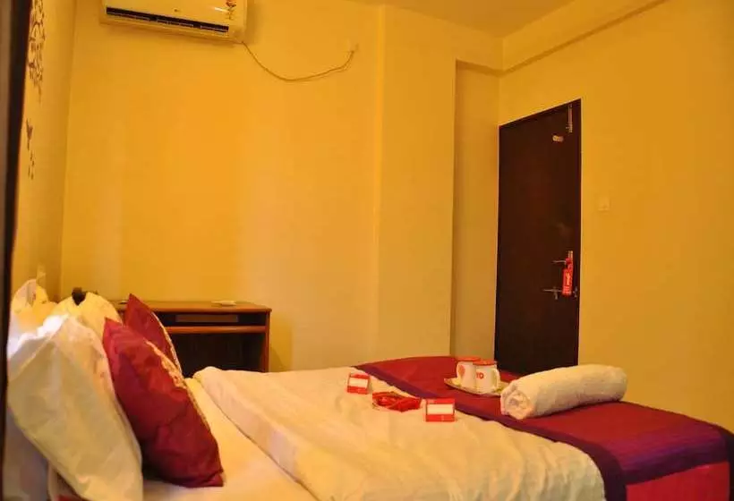 ホテル 7th Heaven By Oyo Rooms