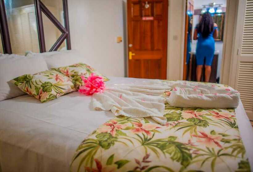 هتل Ocean S Edge Lodge Restaurant & Bar