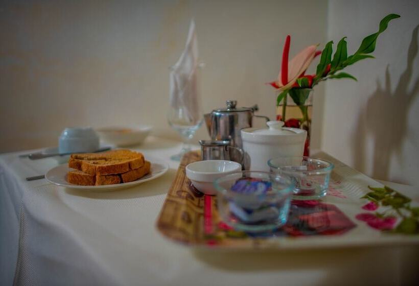 هتل Ocean S Edge Lodge Restaurant & Bar