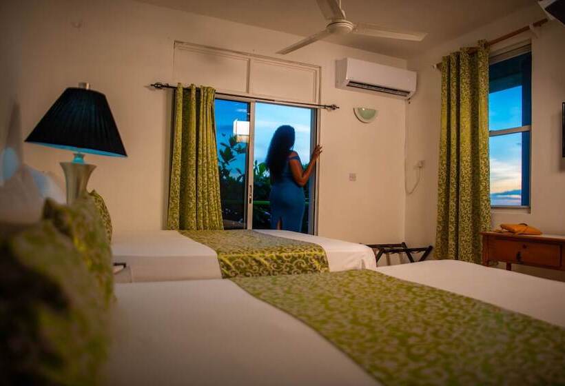 هتل Ocean S Edge Lodge Restaurant & Bar