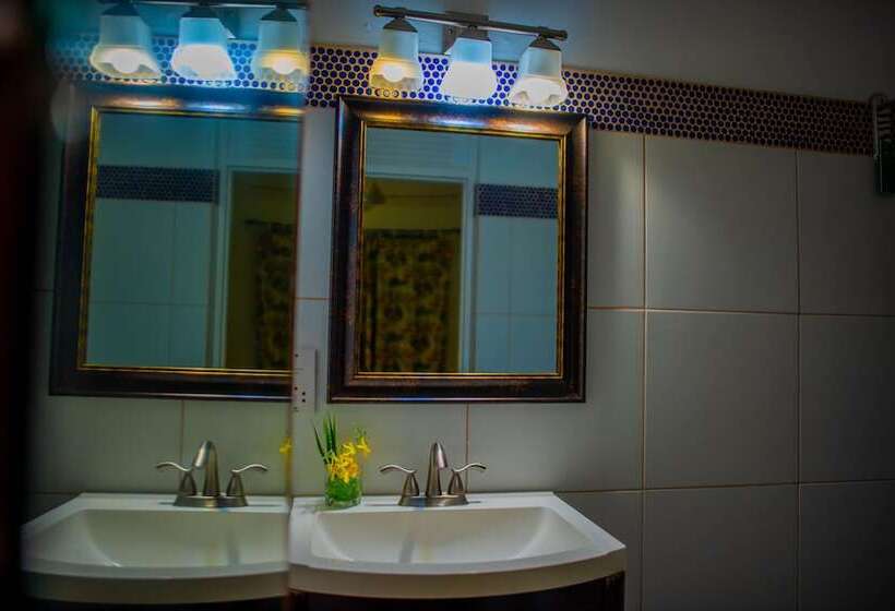 هتل Ocean S Edge Lodge Restaurant & Bar