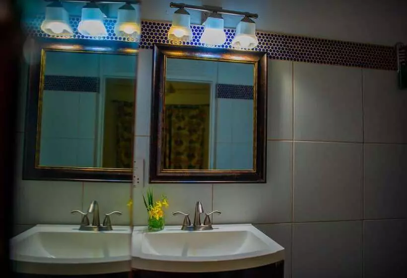 هتل Ocean S Edge Lodge Restaurant & Bar