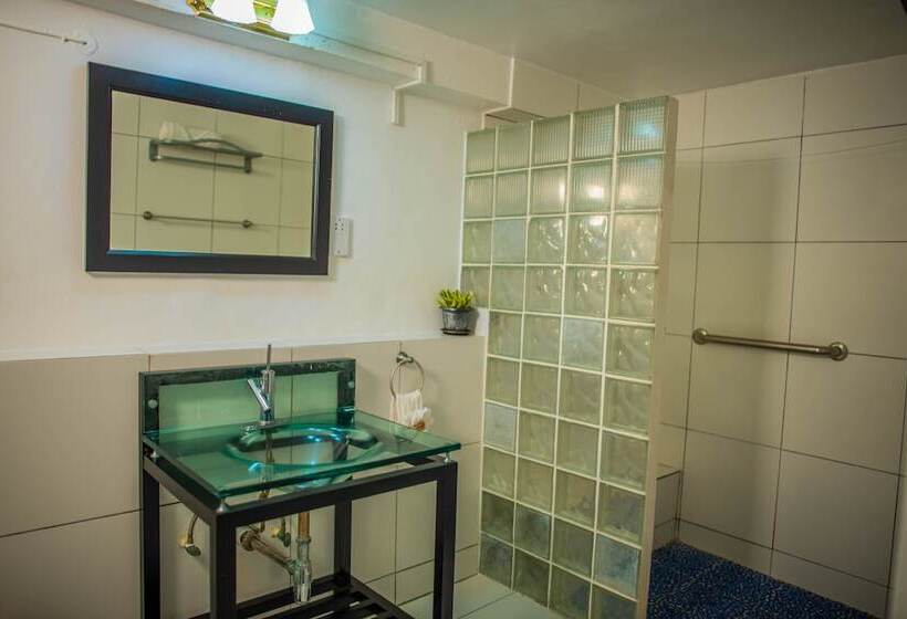 هتل Ocean S Edge Lodge Restaurant & Bar