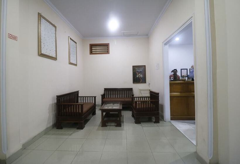 Hotel Reddoorz Plus Near Wtc Batanghari Mall