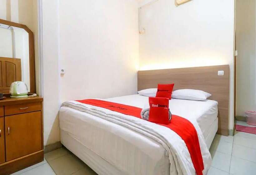 Hotel Reddoorz Plus Near Wtc Batanghari Mall