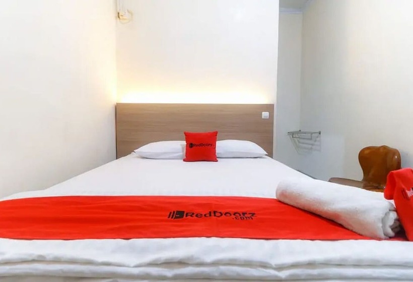Hotel Reddoorz Plus Near Wtc Batanghari Mall