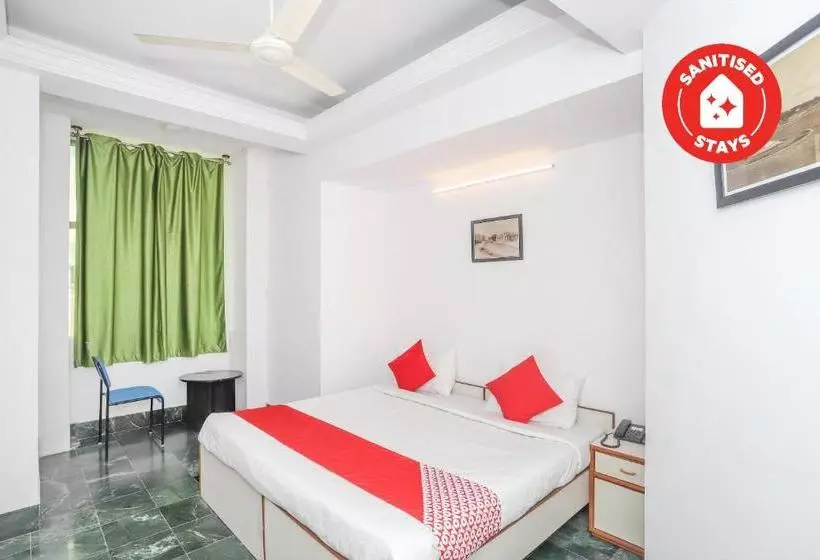 Town Hall Hotel By Oyo Rooms