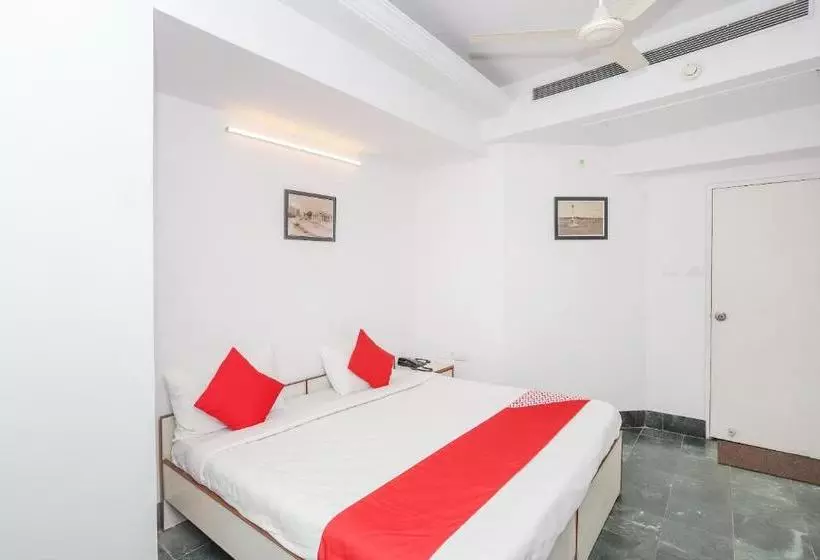 Town Hall Hotel By Oyo Rooms