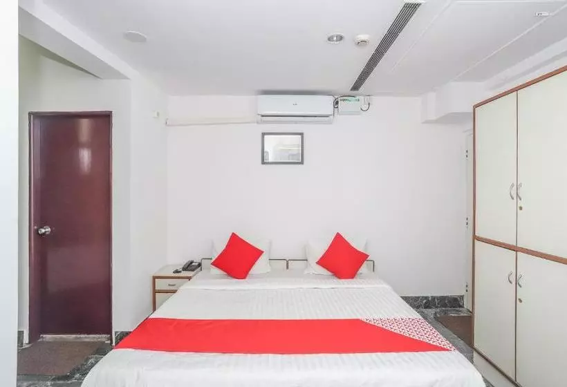 Town Hall Hotel By Oyo Rooms