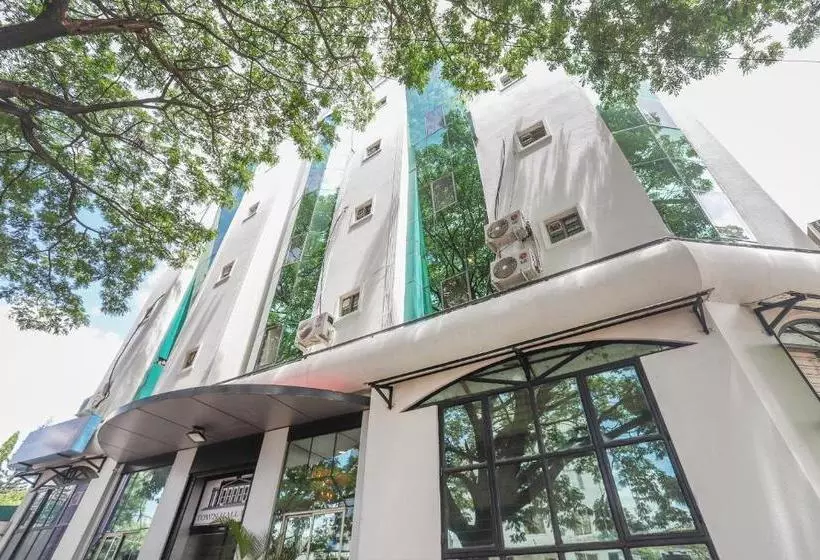 Town Hall Hotel By Oyo Rooms