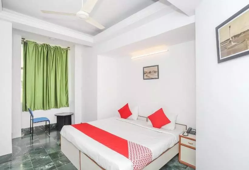 Town Hall Hotel By Oyo Rooms