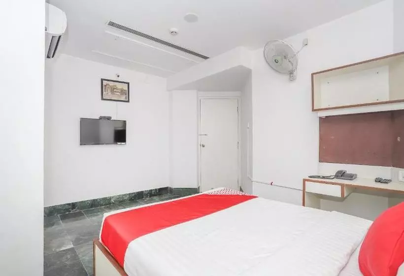 Town Hall Hotel By Oyo Rooms