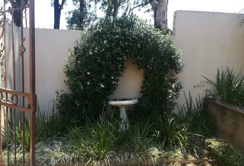 민박 The Moon And Sixpence Garden Guest House