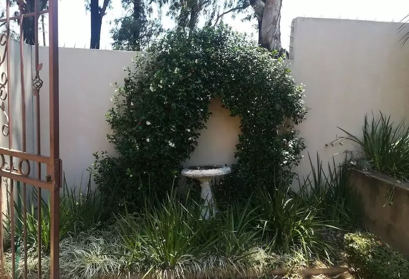 Aamiaismajoitus (B&B) The Moon And Sixpence Garden Guest House