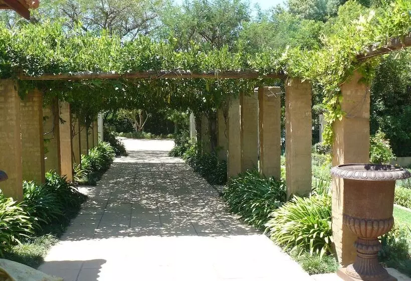 Aamiaismajoitus (B&B) The Moon And Sixpence Garden Guest House