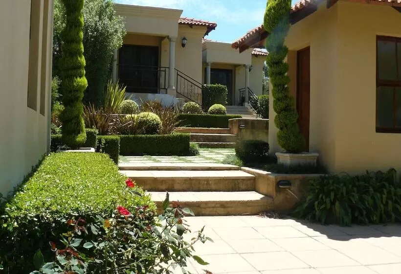 Aamiaismajoitus (B&B) The Moon And Sixpence Garden Guest House