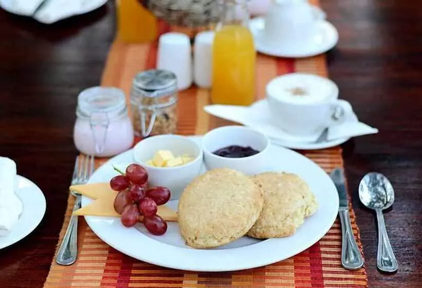 Aamiaismajoitus (B&B) The Moon And Sixpence Garden Guest House