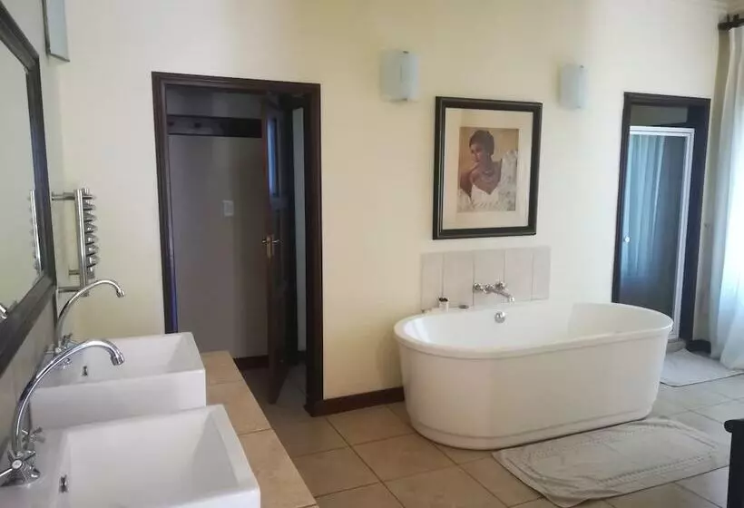 Aamiaismajoitus (B&B) The Moon And Sixpence Garden Guest House