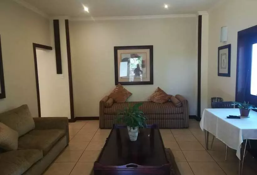 Aamiaismajoitus (B&B) The Moon And Sixpence Garden Guest House