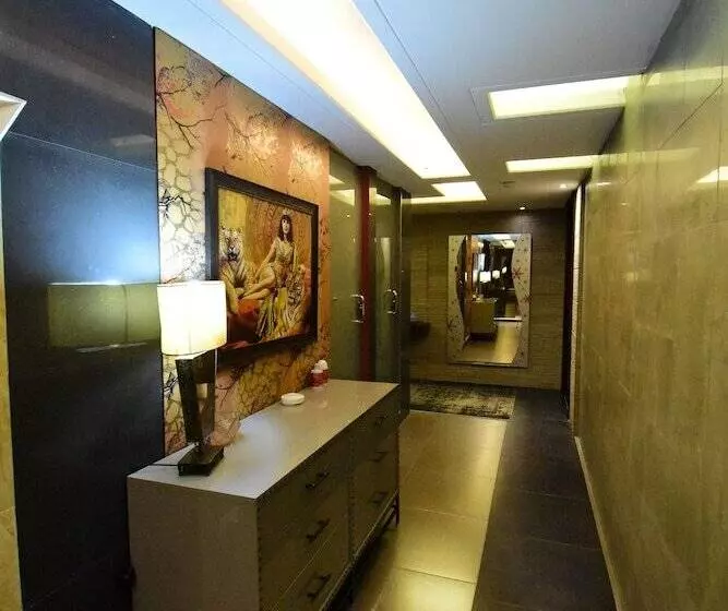 Crown Royal Hotel Tyr